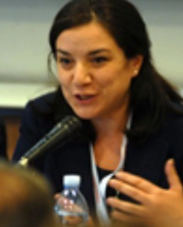 Avv. Maria Antonietta Portaluri durante un intervento al microfono in un convegno